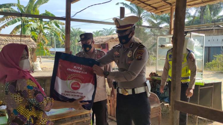 Satlantas Polres Rohil Beri Bantuan PPKM Kepada PKL di Saat Patroli 