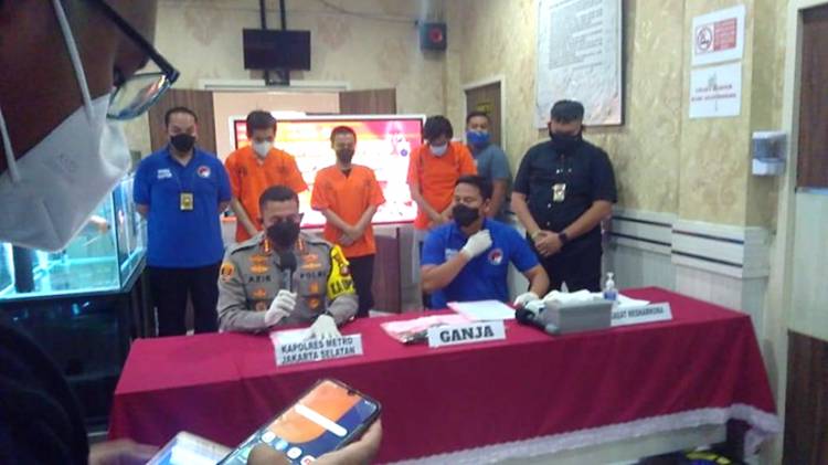 Penyanyi Rap Terkenal Ditangkap Polisi karena Narkoba