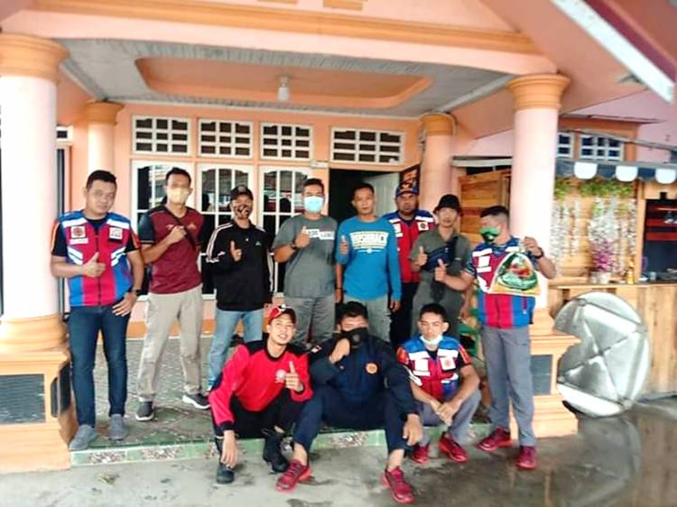 Berbekal Pengalaman dan Keahlian, Tim DPKP Inhil Amankan Ular Kobra Kuning di Rumah Warga Tembilahan