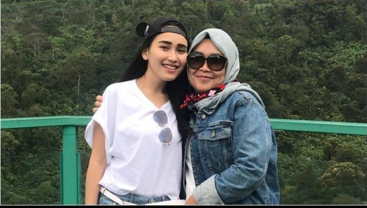 Tak Terima Anak Cucunya Di Hina,Orang Tua Ayu Ting Ting Datangi Rumah Orang Menghina Di Jawa Timur