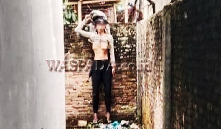 Mayat Wanita Tanpa Identitas Ditemukan Tergantung di Tiang Rumah Kosong
