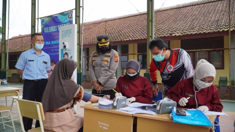Kapolres Banjar Bersama Walikota Banjar Tinjau Pelaksanaan Vaksinasi Pelajar di SMAN 2 Banjar