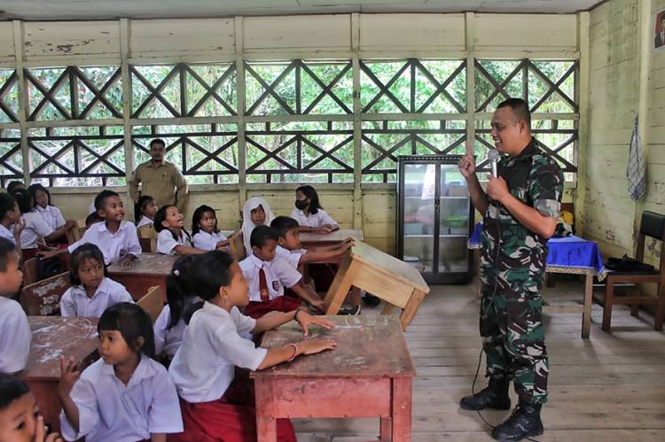 Personel Satgas TMMD ke-114 Ajarkan Murid SDN Danau Ganting Wawasan Kebangsaan