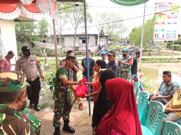 Dandim 0314/lnhil Berikan Bantuan Sembako kepada Korban Tanah Longsor di Desa Simpang Tiga