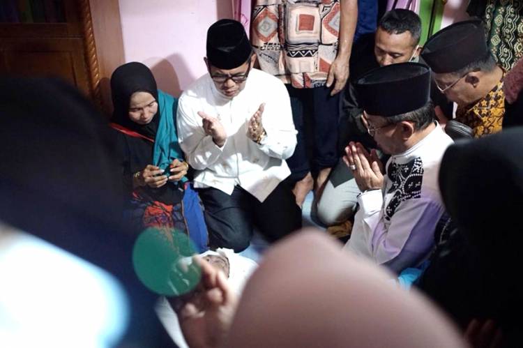 Bupati Inhil HM. Wardan Melayat ke Rumah Duka Almarhum KH. Abdul Muis Kurnain