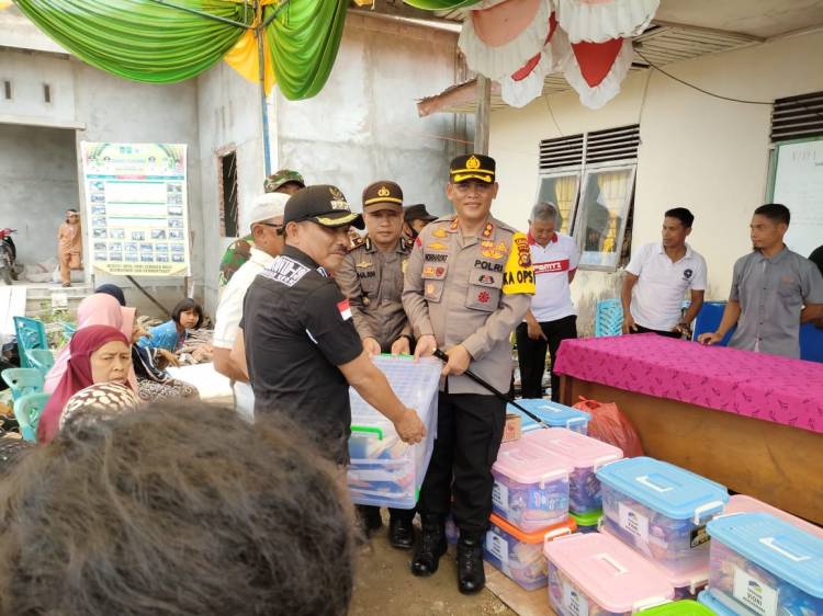Polres Inhil Salurkan 32 Paket Sembako Kepada Korban Longsor Enok, Rohayati : Terimakasih Pak Kapolres.