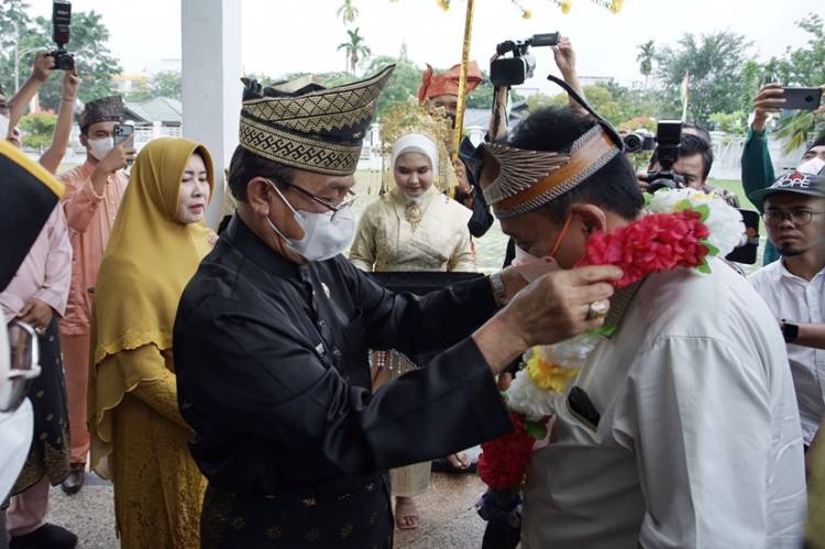 Bupati Inhil HM. Wardan Sambut Kunker Kejati Riau dengan Adat Budaya Melayu