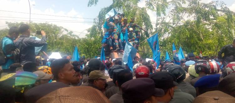 Massa Buruh SPTI Kubu H Fuad Terobos Pintu Gerbang Kantor Bupati Rokan Hilir
