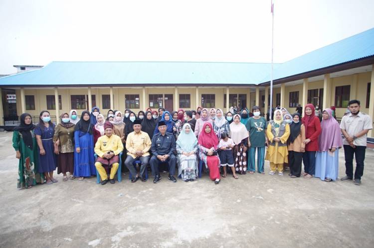 Bupati Inhil bersama Ketua TP PKK Inhil Tinjau Kegiatan P2K2 KPM PKH Tanah Merah