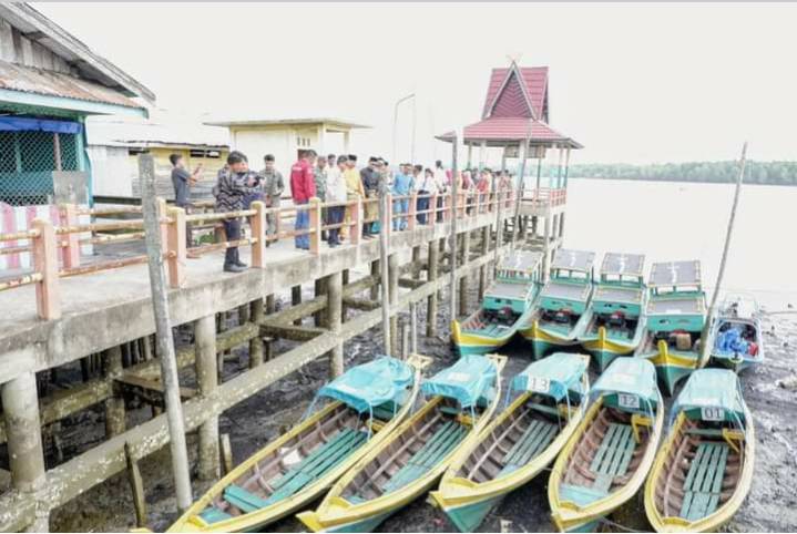 HM Wardan Serahkan 18 Unit Kapal Motor Untuk Nelayan Di Desa Pulau Cawan