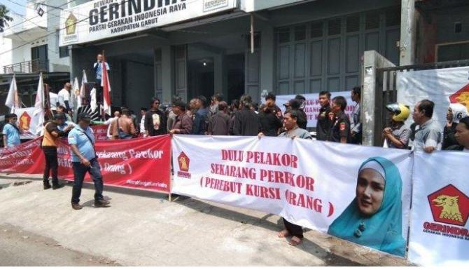 Massa Pendukung Ervin Luthfi Bawa Spanduk Yang Berbunyi"Dulu Pelakor Sekarang Perekor (Perebut Kursi Orang)"