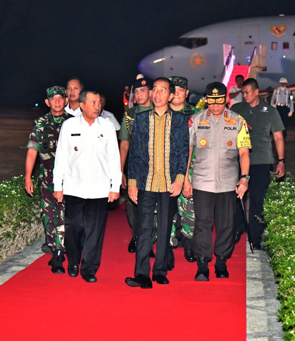 Pesawat Jokowi Mendarat di Tengah Kabut Asap Pekanbaru