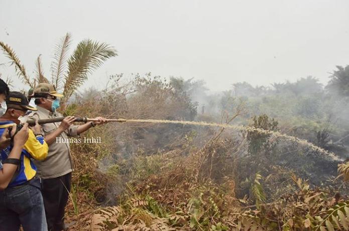 Bupati Inhil HM Wardan Turun Langsung Ikut Pemadaman Karhutla