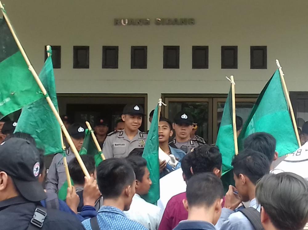 Aksi Unras Dari HMI dan Stisip di Gedung DPRD Kota Banjar.