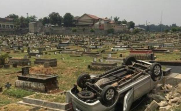 Viral Mobil Terjun ke Pemakaman Tanah Kusir, Mistis? Ini Kata Polisi... 