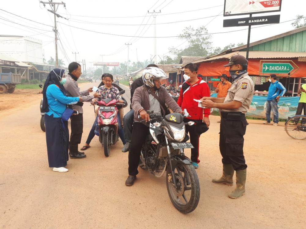 Polsek Tempuling Bagikan Masker Bagi Pengguna Jalan di Simpang Bandara Tempuling