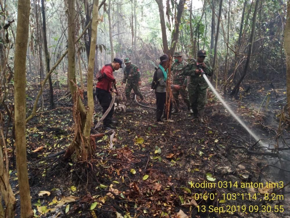 Prajurit TNI Kodim 0314/Inhil Yang Tergabung Dalam Subsatgas 3 Berjibaku Untuk Memadamkan Api 
