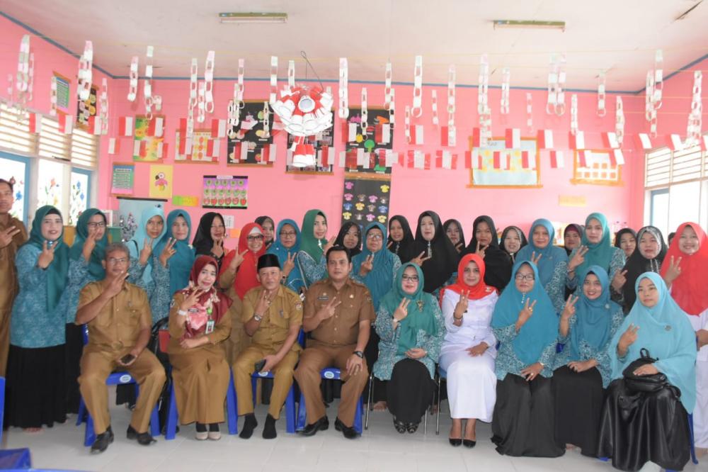 Ketua TP PKK Kabupaten Kampar Sosialisasikan BKB-HI di Desa Pulau Rambai Bersama Camat Kampa