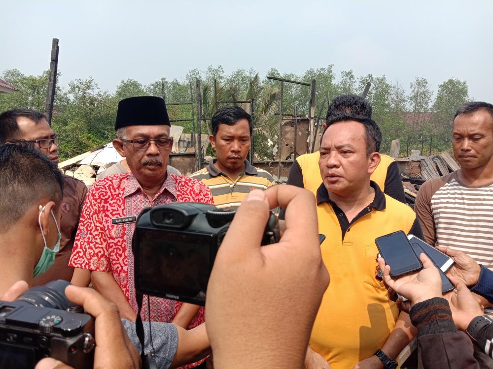 Kapolres Inhil Bersama Marlis Syarif Beri Bantuan Korban Kebakaran Asrama Polisi di Perintis Tembilahan Hulu 