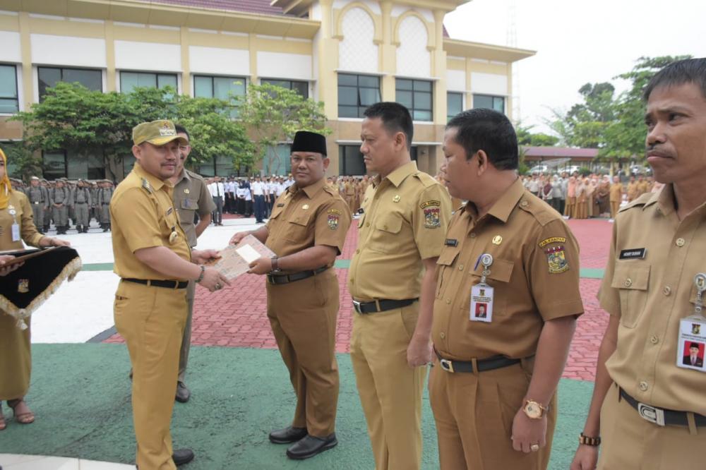 Bupati Kampar Serahkan SK Kenaikan Pangkat Kepada ASN