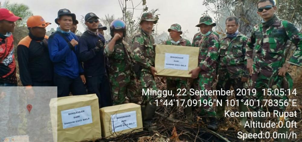 Dandim 0303/Bengkalis Berikan Bingkisan Kepada Tim Satgas Gabungan Karhutla wilayah Koramil 05/Rupat