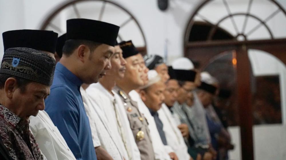 Warga Banjar Shalat Subuh Berjamaah Bersama Gubernur Jawa Barat