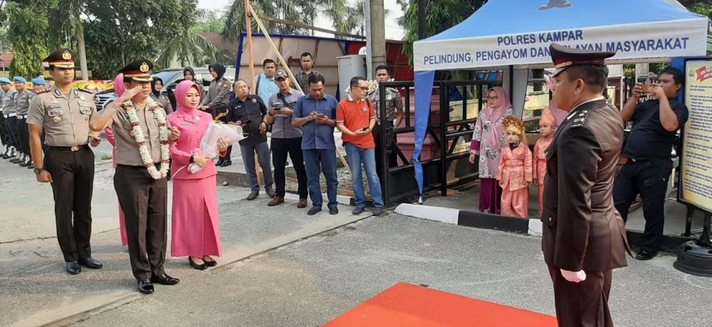 Suasana Haru Iringi Acara Tradisi Pelepasan AKBP Andri Ananta Saat Akan Tinggalkan Polres Kampar