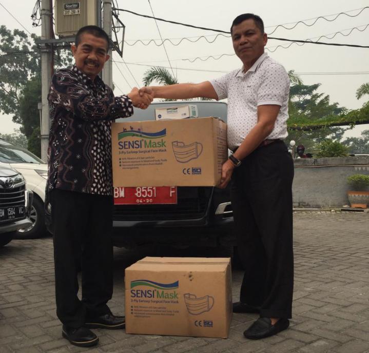 Manager District PT RAPP Serahkan 6000 Masker Kepada DLH Kampar