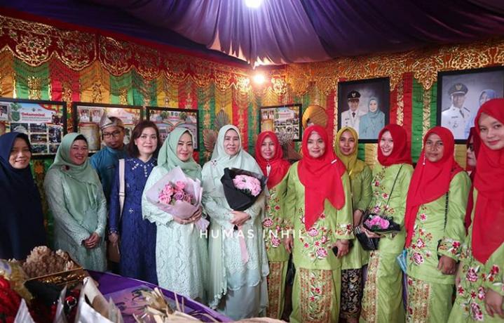 Hj Zulaikhah Wardan SSos ME, didampingi Wakil Ketua I TP-PKK Kabupaten Inhil Anita Pramawati Syamsuddin meresmikan operasional stand bazar MTQ Ke-49