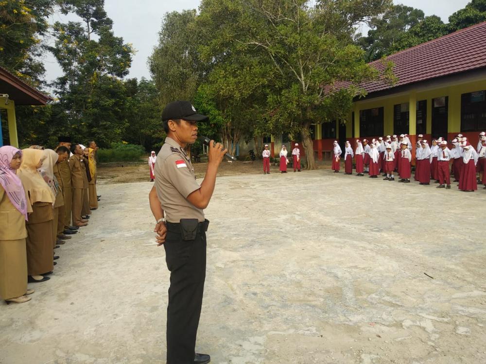 Bina Pelajar, Bhabinkamtibmas Ahmad Fauzi Menjadi Irup di SDN 6 Rupat