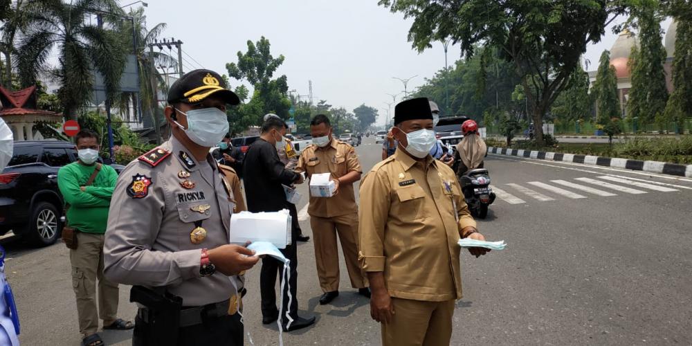 Sekda Kampar Bersama Waka Polres Bagikan Masker untuk Masyarakat dan Pengguna Jalan