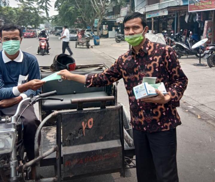 Kemenag Kampar Bersama Kepala KUA Bangkinang Kota, Bagikan Masker di Depan Plaza Bangkinang
