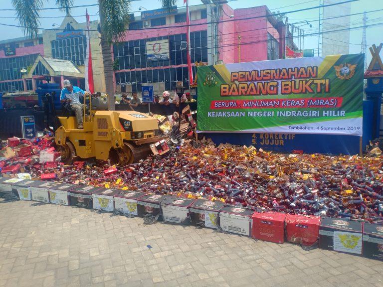 5964 Botol Miras Ilegal Di Musnakan,ini Kronologis Penangkapannya