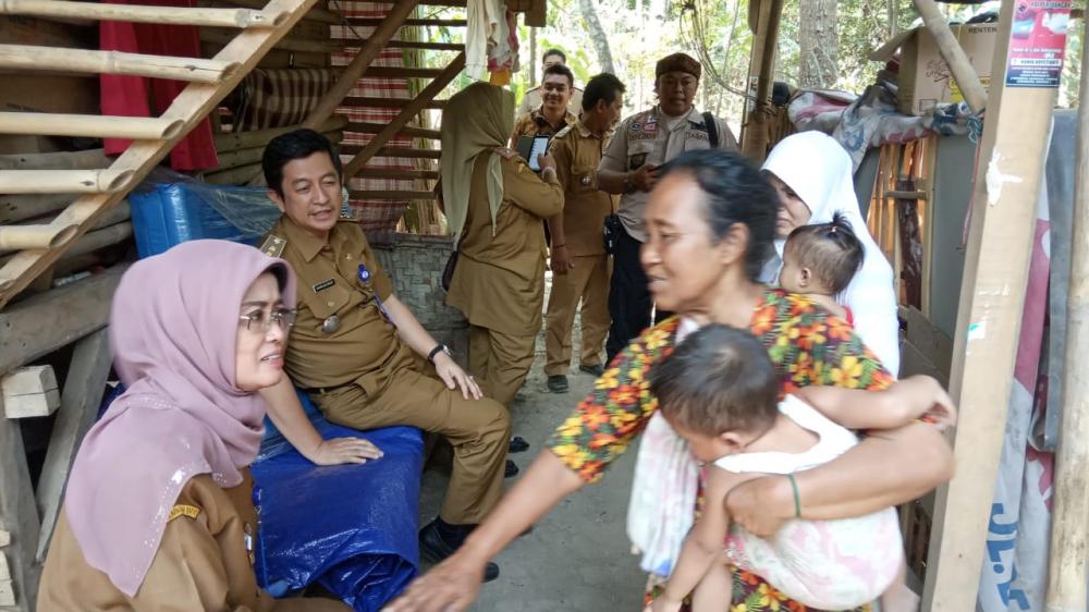 Keluarga Tinggal Ditempat Tak Layak Huni Dapat Bantuan