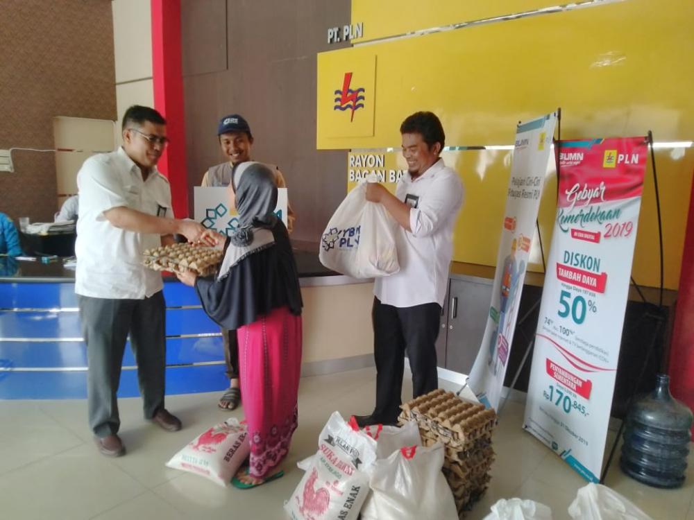PLN Bagan Batu Beri Bantuan Sembako Kepada Warga Kurang Mampu