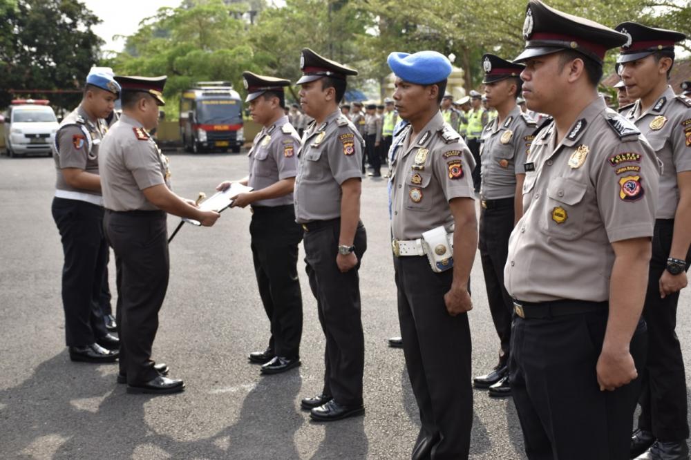 Kapolres Banjar Berikan Delapan Penghargaan untuk Anggota Polri dan ASN di Polres Banjar