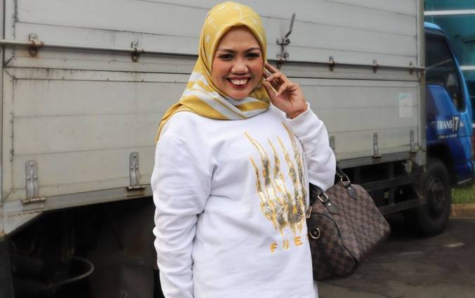 Tak Kapok,Elly Sugigi Gandeng Cowok Ganteng