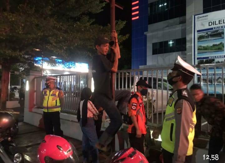 Sebanyak 39 Personil TP3KC Laksanakan Operasi Yustisi, Pelanggar Disanksi Naiki Pohon