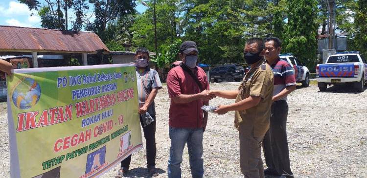 PD IWO Rohul Salurkan Masker Bantuan Polda Riau dan PW IWO Riau pada Masyarakat
