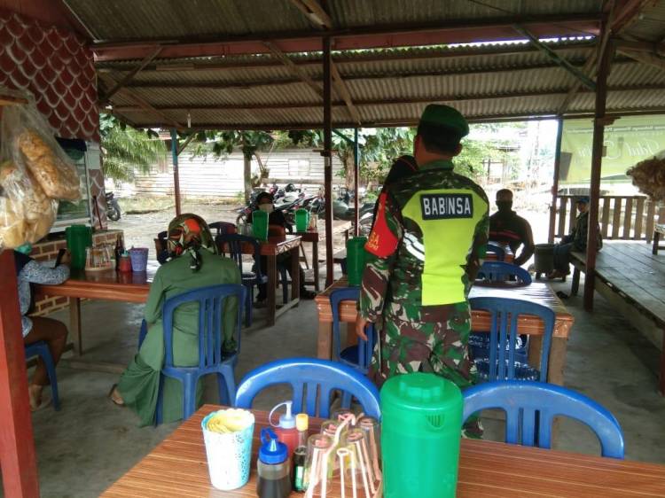 Babinsa Desa Darul Aman Kecamatan Rupat Terus Sosialisasikan Disiplin Protokol Kesehatan