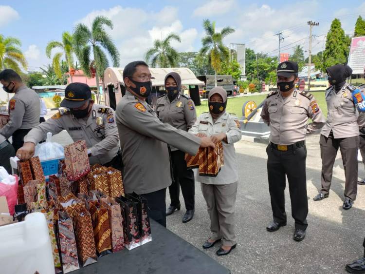Tingkatkan Imun Tubuh Anggotanya, Kapolres Kampar Bagikan Multi Vitamin dan Nutrisi