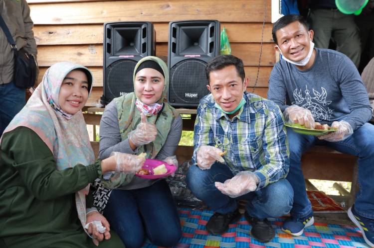 Kapolres Inhil AKBP Dian Setyawan dan Forkopimda Ikut Panen Raya Madu Lebah Sialang