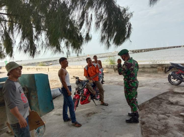 Babinsa Koramil 05/Rupat, Gelar Disiplin Protokol Kesehatan pada Pengunjung Pantai Wisata
