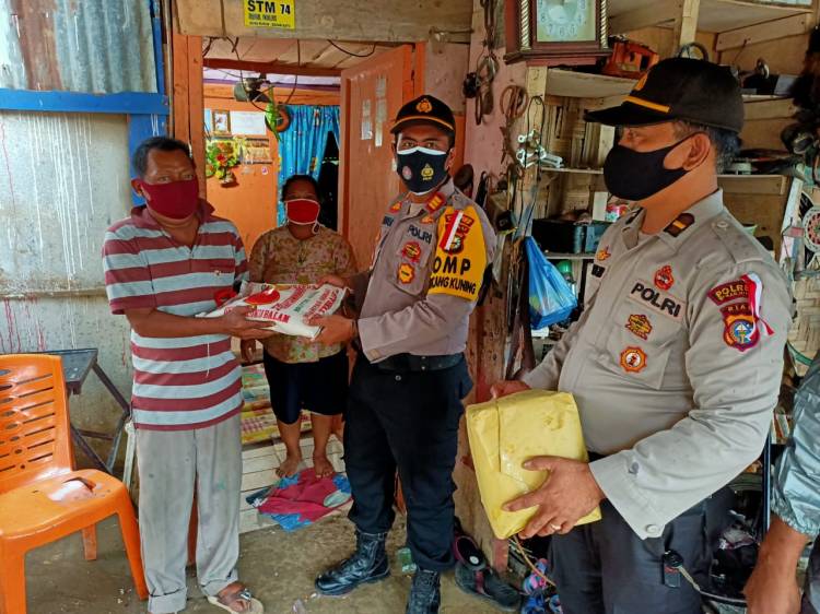 Walaupun Hujan Deras, Kapolsek Tetap Sambangi Masyarakat di Jum'at Barokah