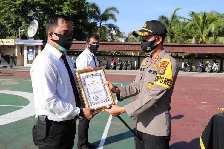 Empat Pesonel Polres Inhil Menerima Penghargaan Kinerja dari Kapolres Inhil