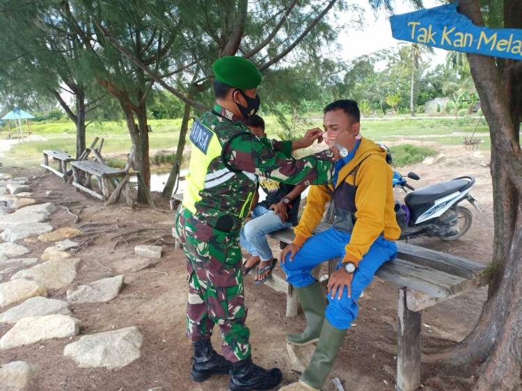 Babinsa Desa Putri Sembilan Rupat Utara Sosialisasikan  Protokol Kesehatan ke Masyarakat