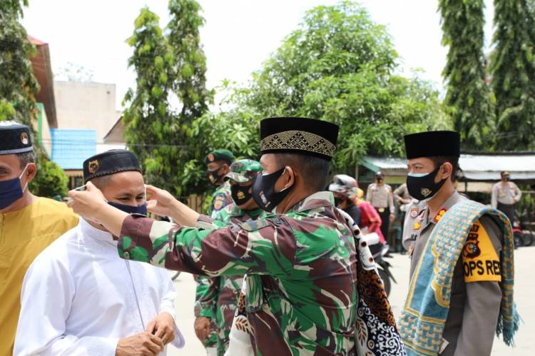 Sebelum Salat Jumat, Dandim 0314/Inhil dan Kapolres Inhil Bagikan Masker Gratis ke Jemaah
