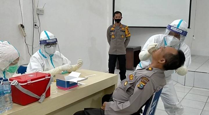 Polers Inhil Lakukan Tes Swab kepada 50 Anggotanya