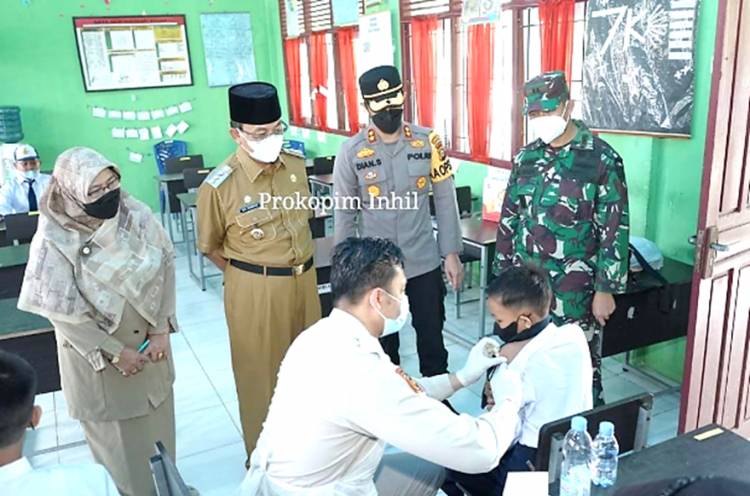 Bupati Inhil Bersama Dandim 0314 dan Kapolres Inhil Pantau Vaksinasi Pelajar di SMP Negeri 1 Tembilahan