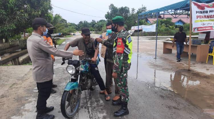 Babinsa Koramil 05/Rupat Gelar Operasi Yustisi di Pos PPKM Level 3